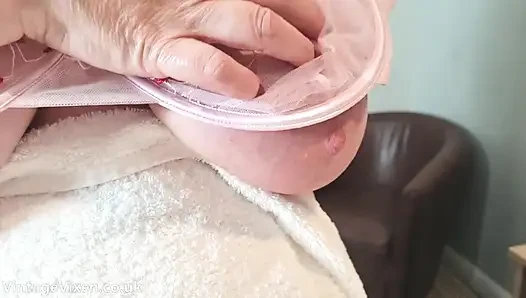 Güzel pembe sutyenli ve corseletteli seksi amatör iri güzel kadın