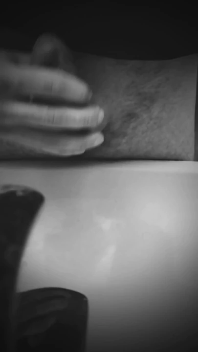 Мастурбация молодого паренька