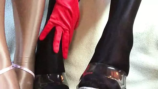 Parlak parlak külotlu çorap ve yüksek topuklu ayakkabılarla şehvetli alay, yakın çekim, bacaklar ve ayaklar.