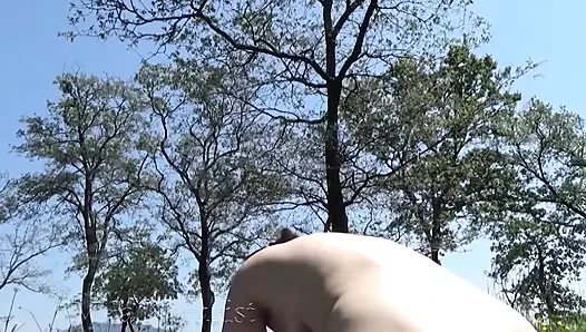 Çıplak yoga ve su kenarında meditasyon. Karadağ Körfezi ve Dağları.