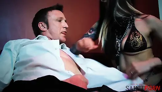 Dövmeli starlet holly d canavar bir biniyor