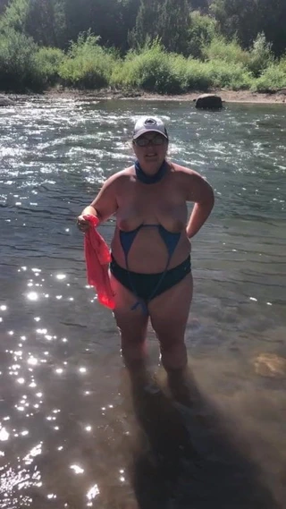 nehirde üstsüz olmak