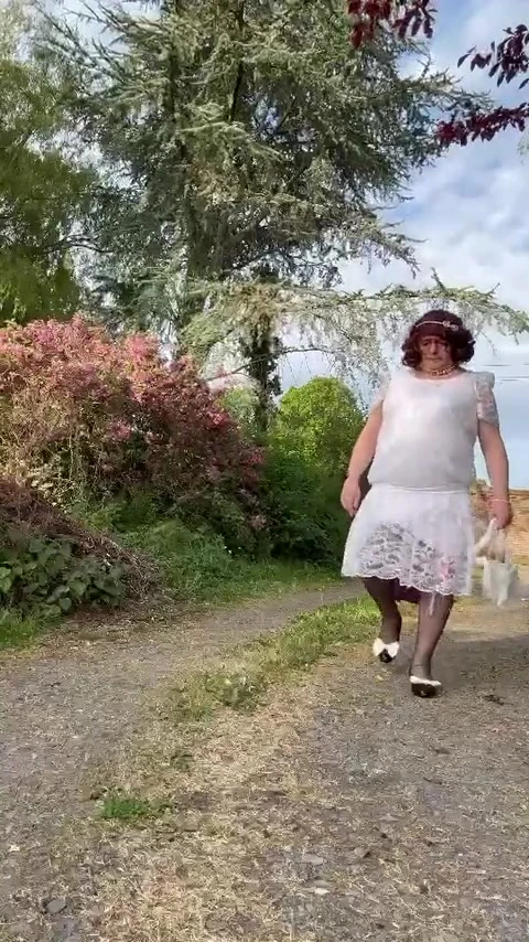 Bir gün için beyaz dantelli elbise içinde giyinmiş