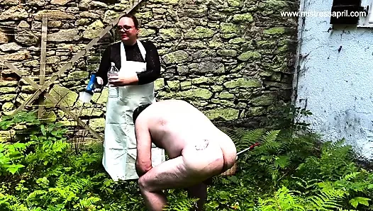 Dominatrix sahibe April ceza blokajı