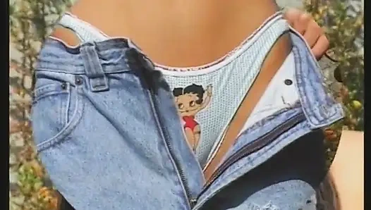 Muhteşem esmer açık havada sert yarağı emiyor ve biniyor