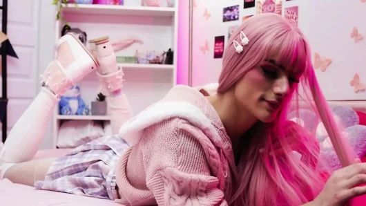 Heteroflexible - femboy cyrus stark oda arkadaşı Marcus Mcneil'in büyük yarağına binmek için külotlu çorapını yırtıyor