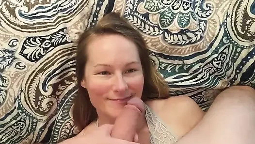 Jerica takımı kendine dokunurken ağzını sikiyor ve dölümü besliyor - bakış açısı