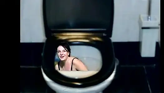 Kate se lava hasta el baño mientras baila parte de su cuerpo