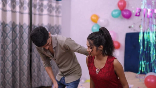 India joven hermosa pareja celebra fiesta de cumpleaños con sexo hardcore