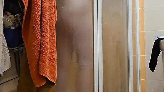 Büyük yumuşak doğal memeli ve büyük götlü sevimli iri güzel evli kadın duş alıyor