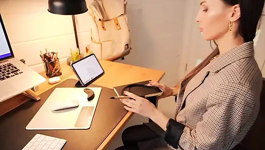 Anal sürtük Lilu Moon'dan göt sikişi dersi - sıkı götte büyük dildo!!