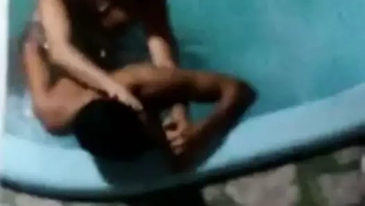 Flagra na piscina