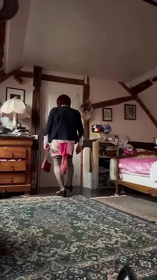 Bir akşam için yeni kısa damalı mini etekle giyiniyor