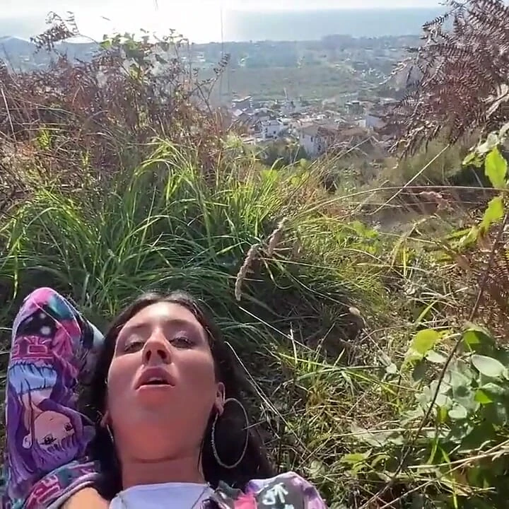 İşeyen bir kızı yakaladım ve sikişmek için dağa götürdü