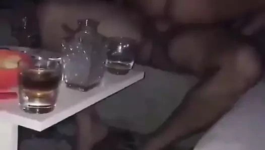 Mon mec se branle pendant que je baise son pote