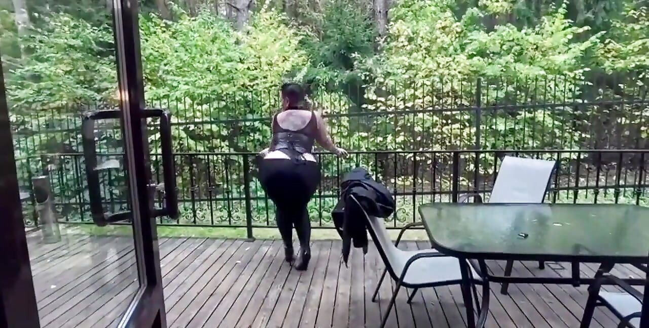 Üvey anne üvey oğlunun eve taşınma partisine geldi ve sert sakso seks, anal amcık sikişi ve ağız dolusu sperm düzenledi