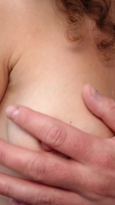 Волнующий момент из "Пожалуйста, трахни мою неверную жену! 💦 Подруга моего мужа давила на меня в течение длительного времени, я позволила ему"