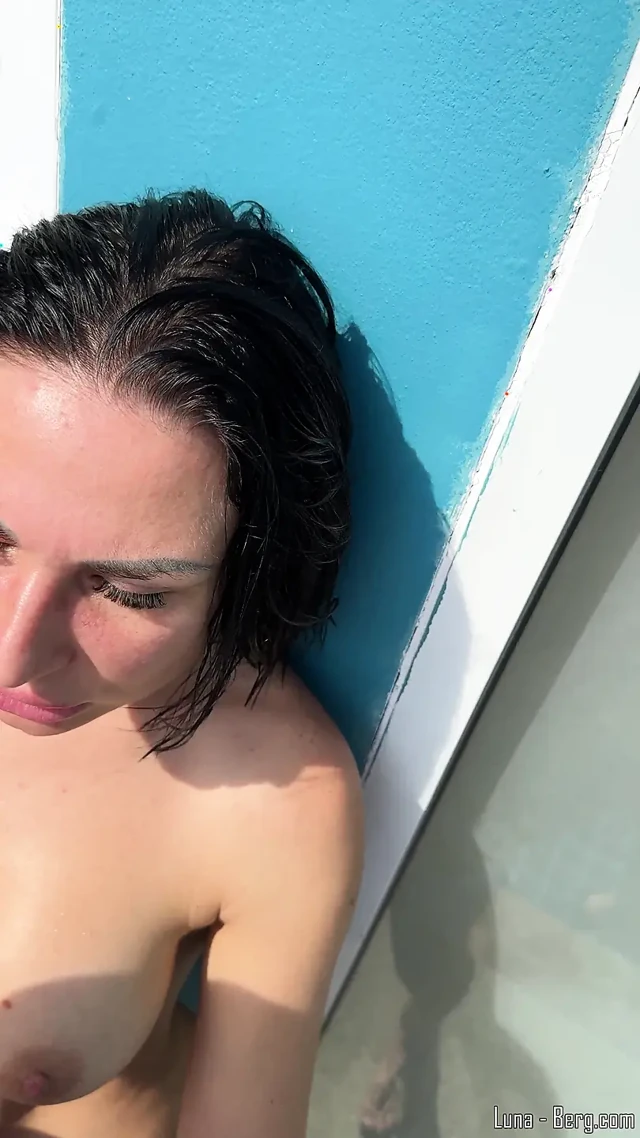 Orta yaşlı seksi kadın ağzı ve amcığıyla kalın yarağımı yutmak için beni baştan çıkarıyor.