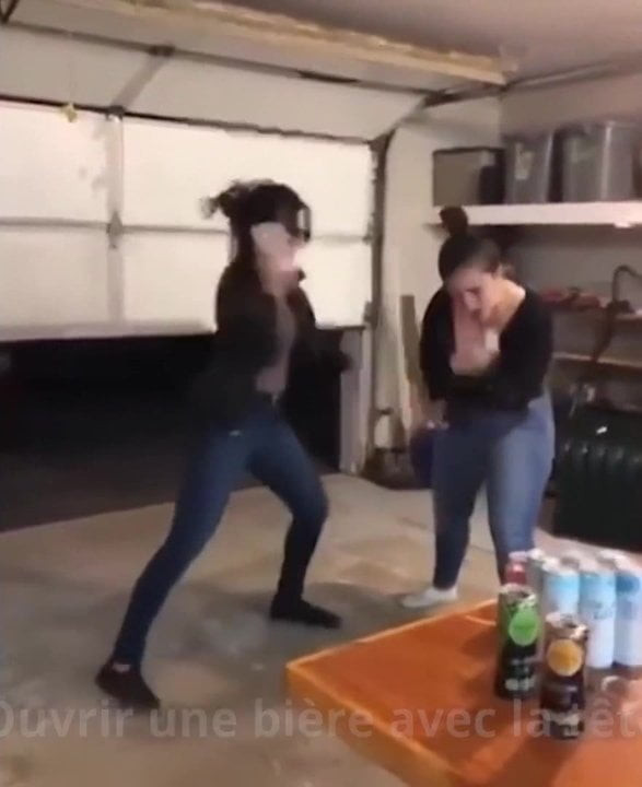 Dekolteli kızlar bira kutularını başlarına vuruyor