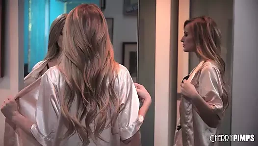 Sarışın lezbiyen babes kiara cole ve scarlett sage yapmak dışarı ve yalamak kedi