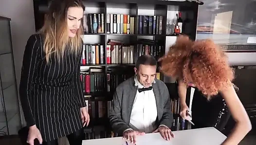 İki kadın egemenliği hatun kölelerini kırbaçlıyor ve cezalandırıyor