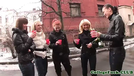 Grup dansında üstsüz üniversiteli gençler