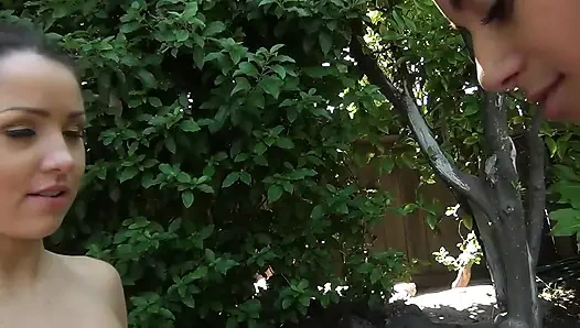 Genç kız açık havada bombalıyor