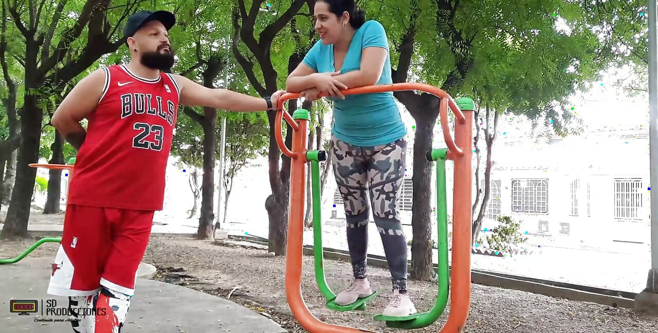 Komşumun fahişesini parkta buluyorum ve beni evinde onu sikmeye davet ediyor tam hikaye