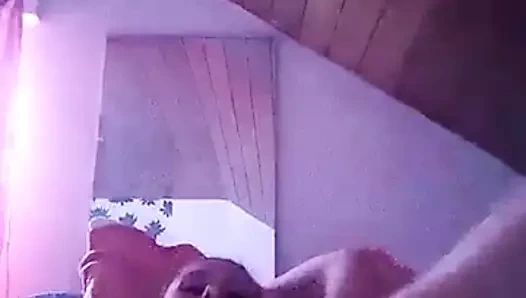 Karım tek başına yatağa oynuyor