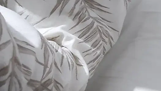 Eteğinin altında külotsuz üvey anne üvey oğluyla yatakta büyük ereksiyon