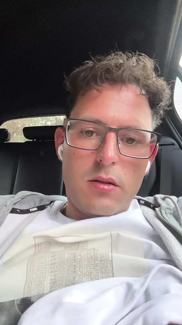 Действительно симпатичный паренек твинка дрочит свой грязный смазанный сыром пенис на улице в машине, пока он не кончит