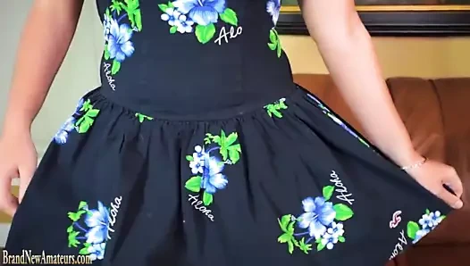 Sıcak büyük boob genç gets vahşi üzerinde döküm kanepe