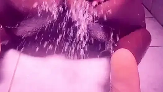 Banyo yapmak, yerde dans hareketleri yaparken yaptığımdan daha iyi olmamıştı