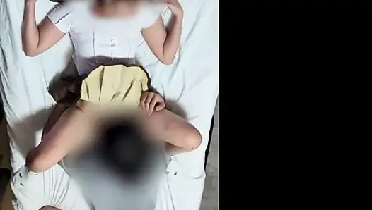 Alyans kapalı, arkasından derin yoğun seks. Kocasına ihanet ediyor, sert orgazm oluyor! 2.