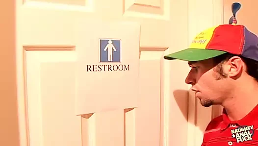 Bu yarı inanılmaz yarı harika sarışın kanepede göt deliğini çok iyi siktiriyor