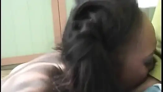 Randy zenci bebek amına ve ağzına yarak alıyor
