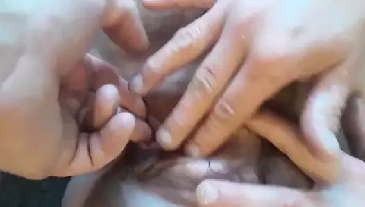 Kızımın ıslak amıyla dışarı çıkmasına yardım ediyorum.