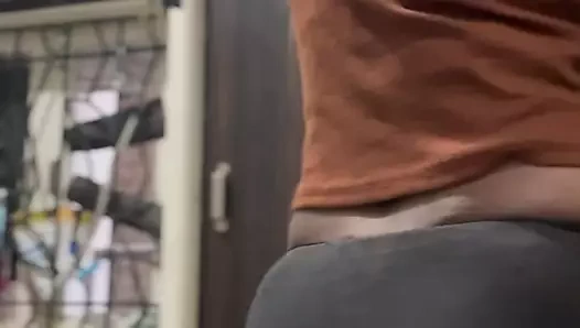 Tuvalette yalnız kadın göğüs masajı yapıyor