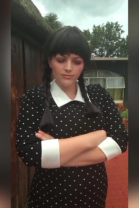 Lenara Grimwood'un yarağını yalıyor ve yüzüne boşalıyor