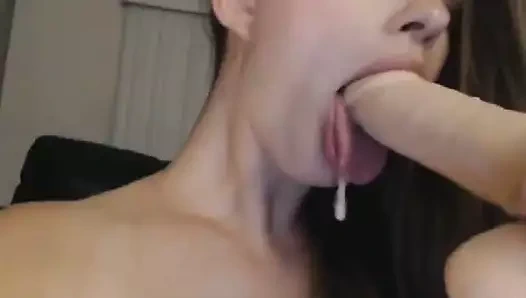 Güzel bebek almak çıplak ve mastürbasyon yapmak üzerinde kam