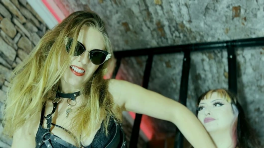 Köle kız muayenesi - lezbiyen hapishane - dominant lezbiyen - lezbiyen hakimiyeti