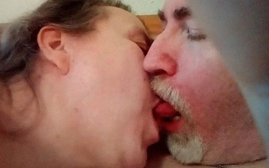 Jen ve John yakın çekimde öpüşüyor