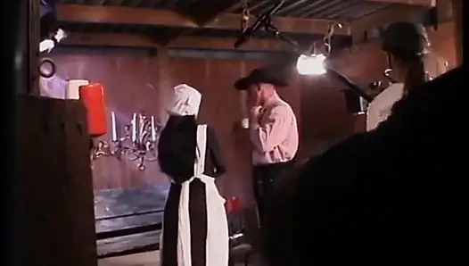Esmer piliç bir adama binmeyi seviyor