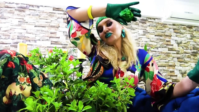 Kiss Poison Ivy'nin yeşil dudaklarını öp