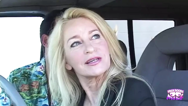 Супер горячая милфа-блондинка занимается сексом в позе наездницы, пока еще работает с коллегой