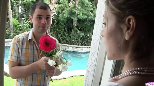 Bu şanslı adam göt deliğini yalatıyor ve orta yaşlı seksi kadın velicity von tarafından yarak sikiliyor