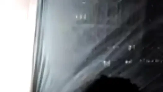 Azgın anne tek başına oynamayı seviyor