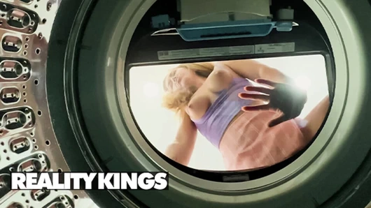 Mandy Rhea çamaşırlarını kontrol etmeye gidiyor ve üvey kızı Callie Black'i kurutucuyla sikerken yakalıyor - reality kings