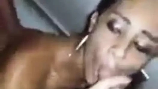 Aldatılan sıcak karısını tatmin etmek için yardıma ihtiyacı var