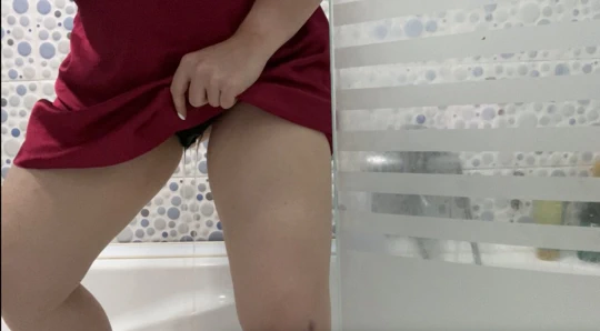 Hanım lara'dan altın yağmur. banyoda işemek